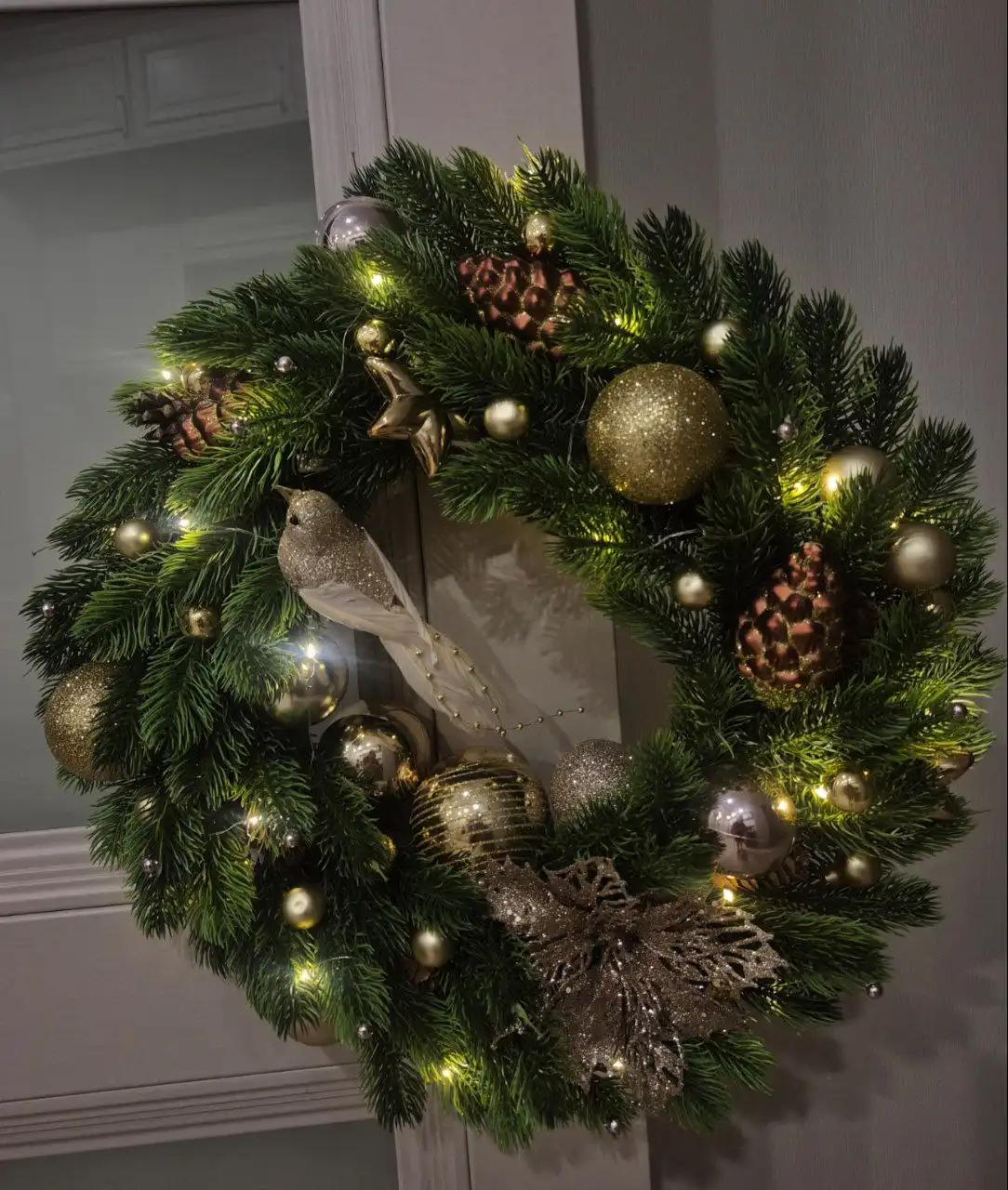 Новогодний венок с голубой елью и снегом