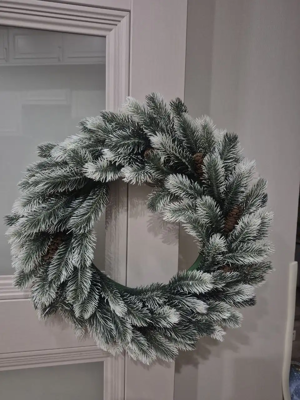 Новогодний венок с голубой елью и снегом