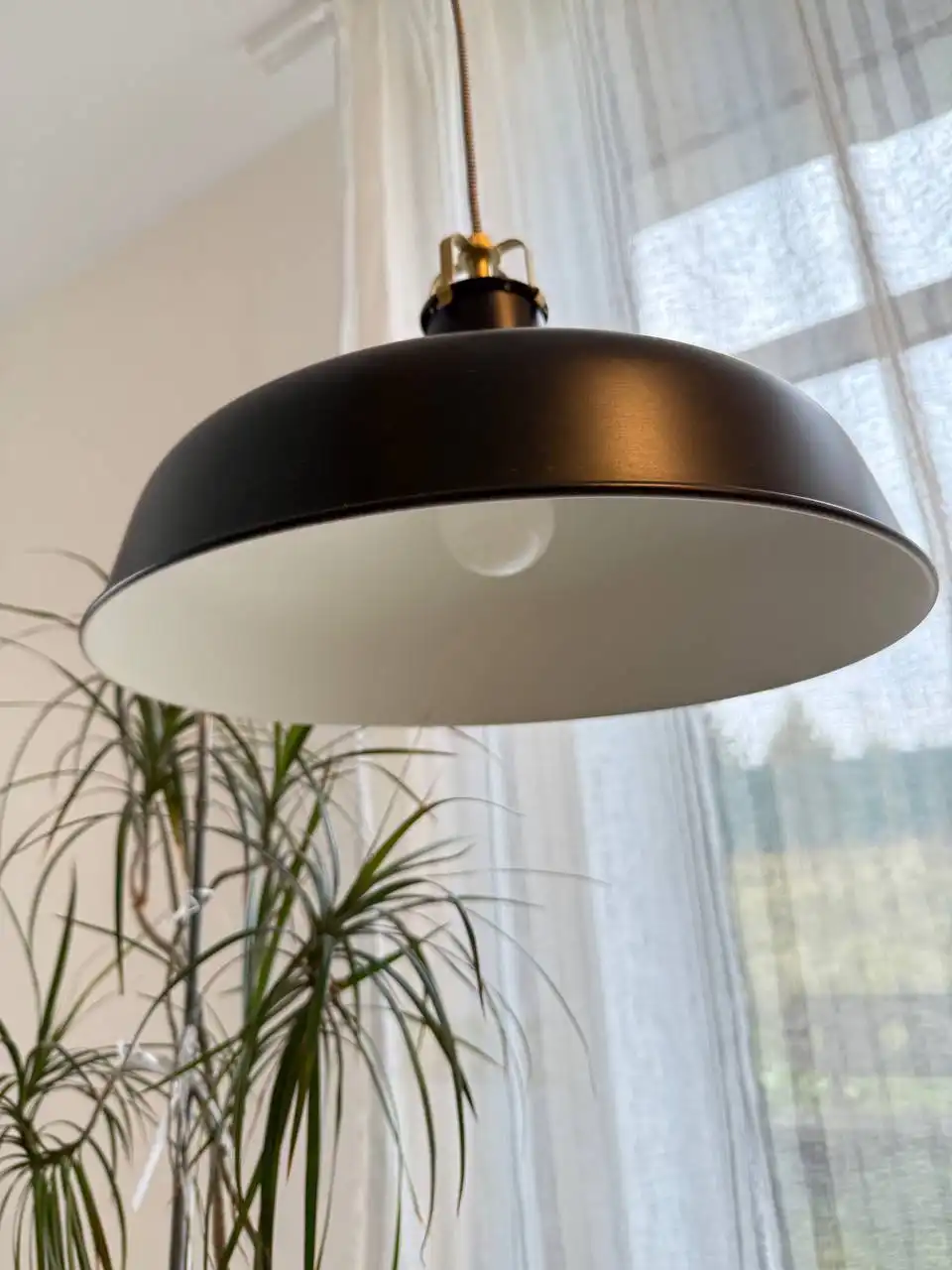 Подвесные светильники Ikea с золотыми вставками