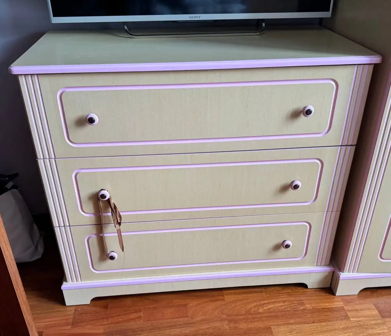 Продажа мебели: шкаф, комод, кровать, книжный шкаф, тумбочка