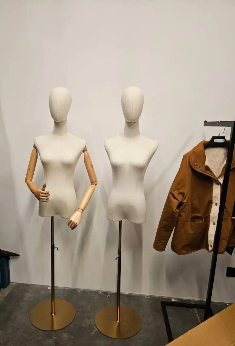 Распродажа нового оборудования и манекенов