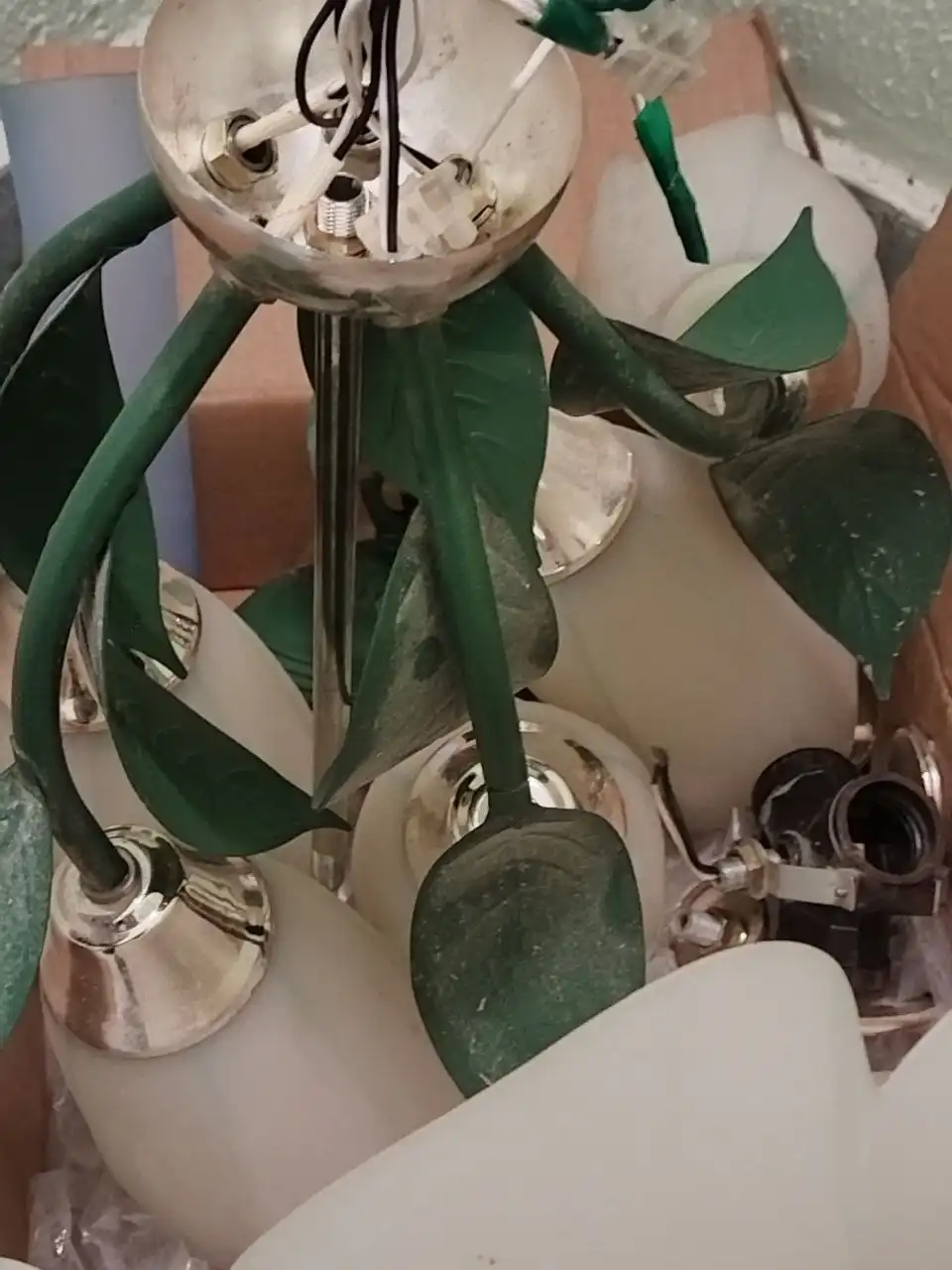 Потолочный светильник с флористическим дизайном