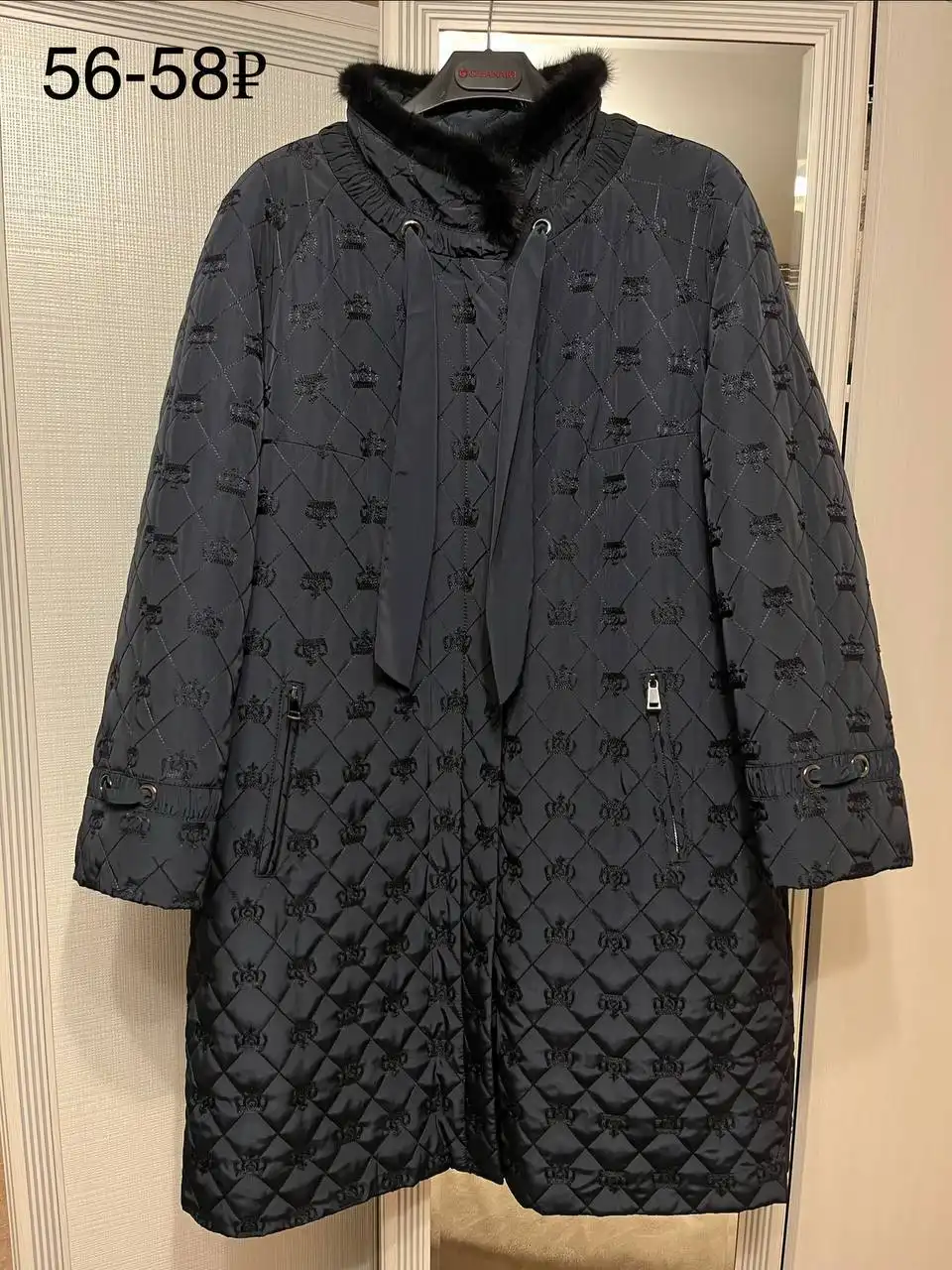 Зимнее пальто с меховым воротником