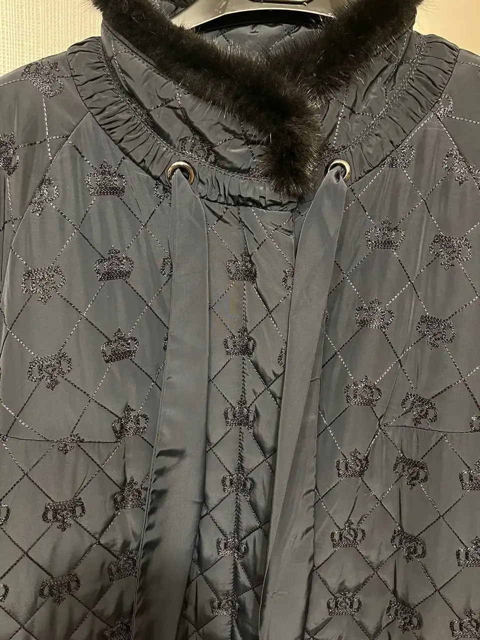 Зимнее пальто с меховым воротником