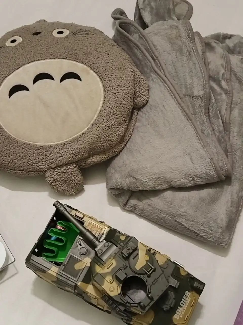 Танк и подушка с пледом