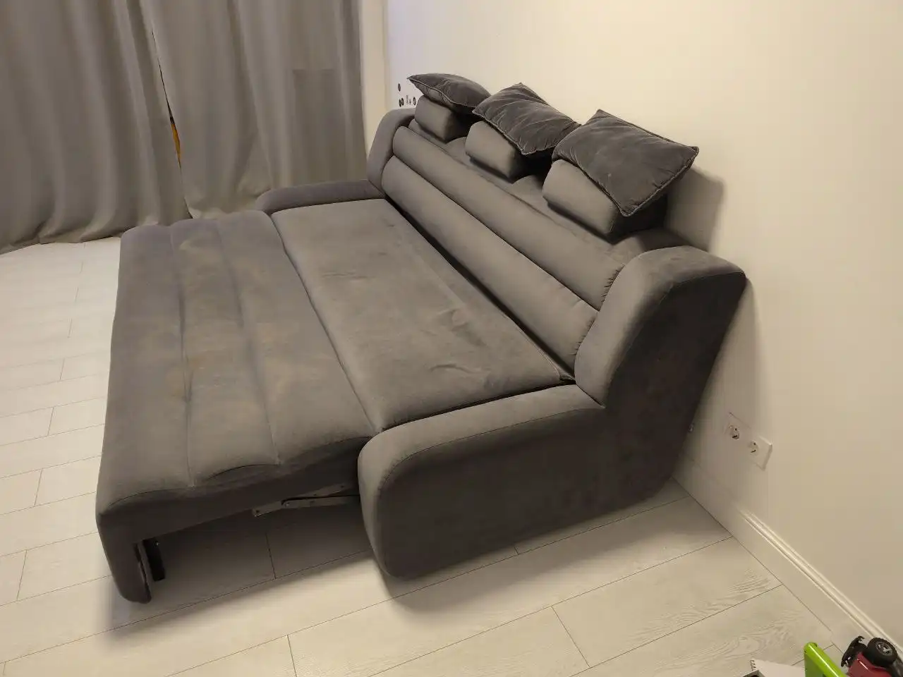 Диван раскладной б/у требует ремонта