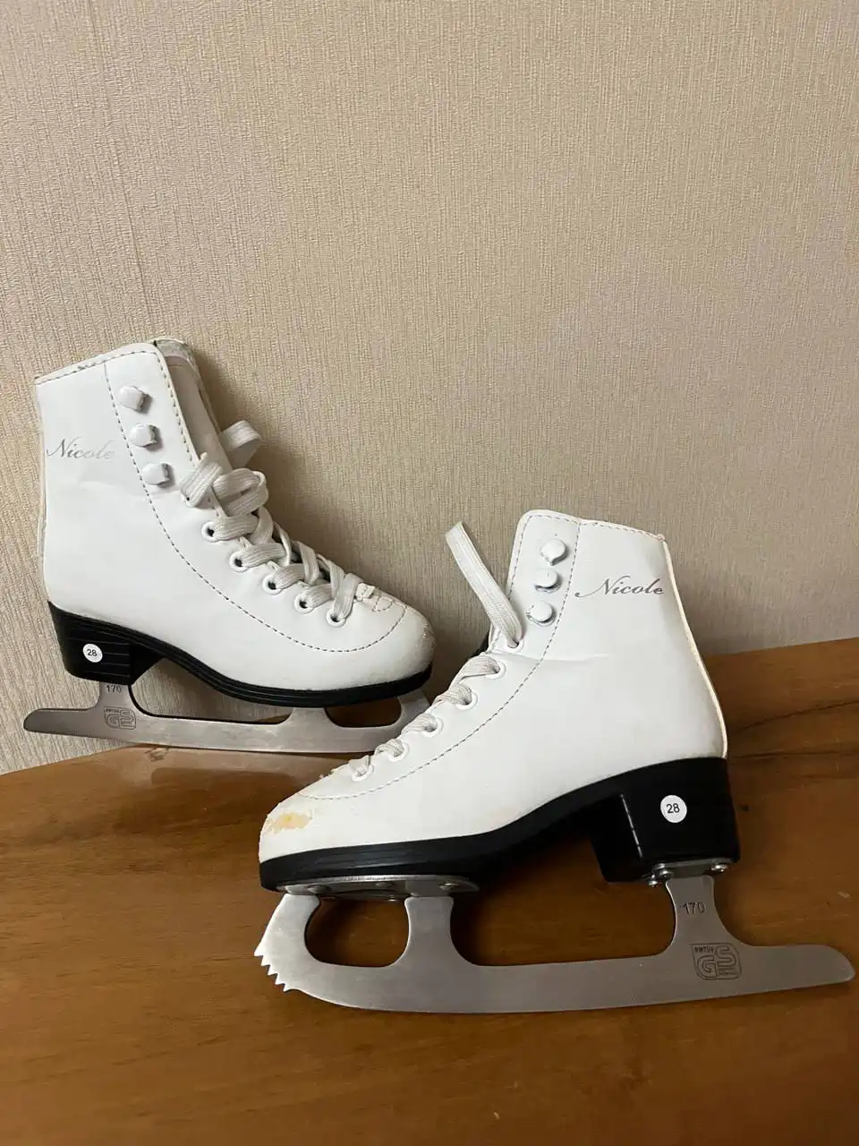 Фигурные кожаные коньки