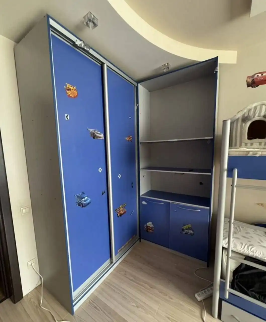 Продается двухуровневая кровать с мебелью