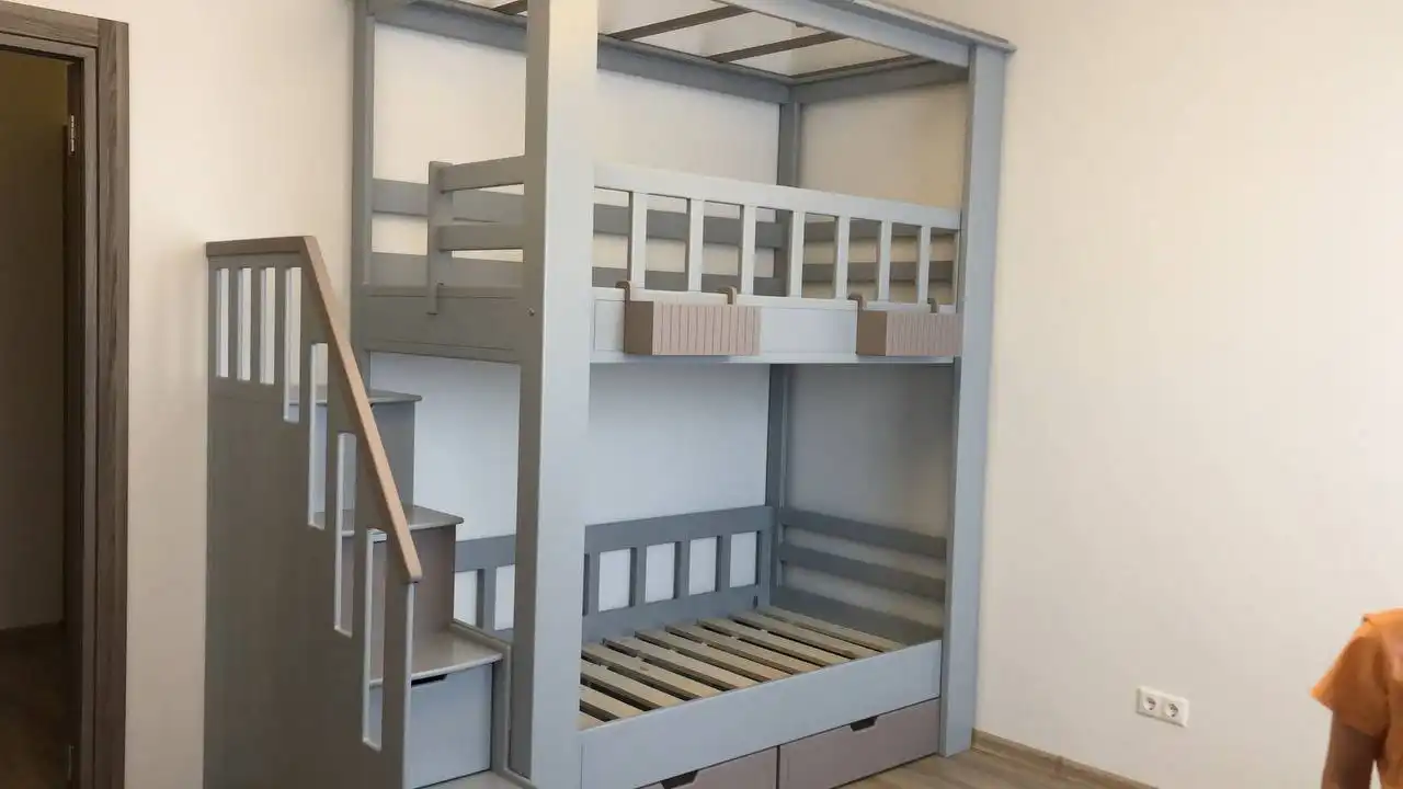 Кровать из березовой фанеры с матрасами и шторами