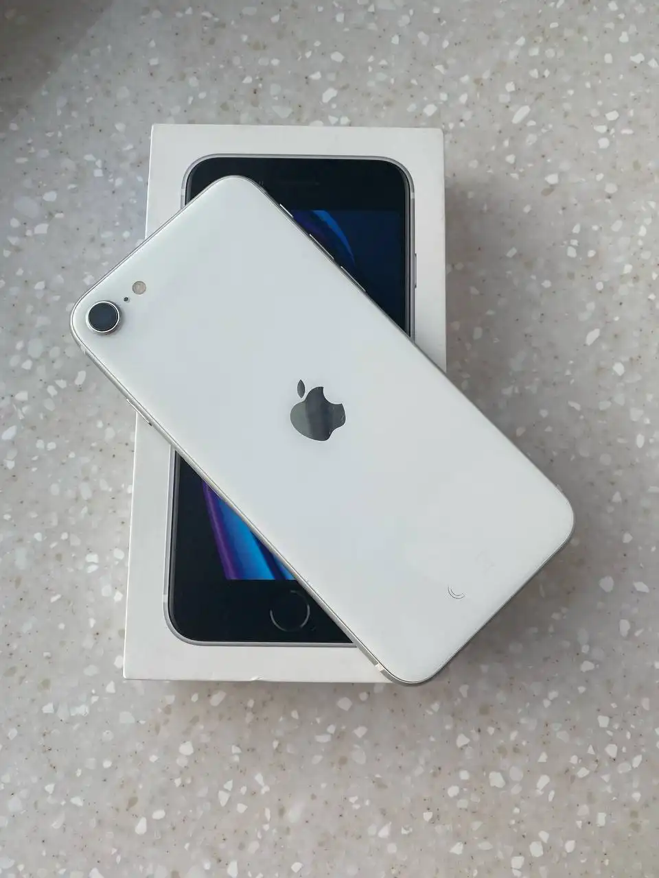 Продам iPhone SE 2020 64 GB в идеальном состоянии