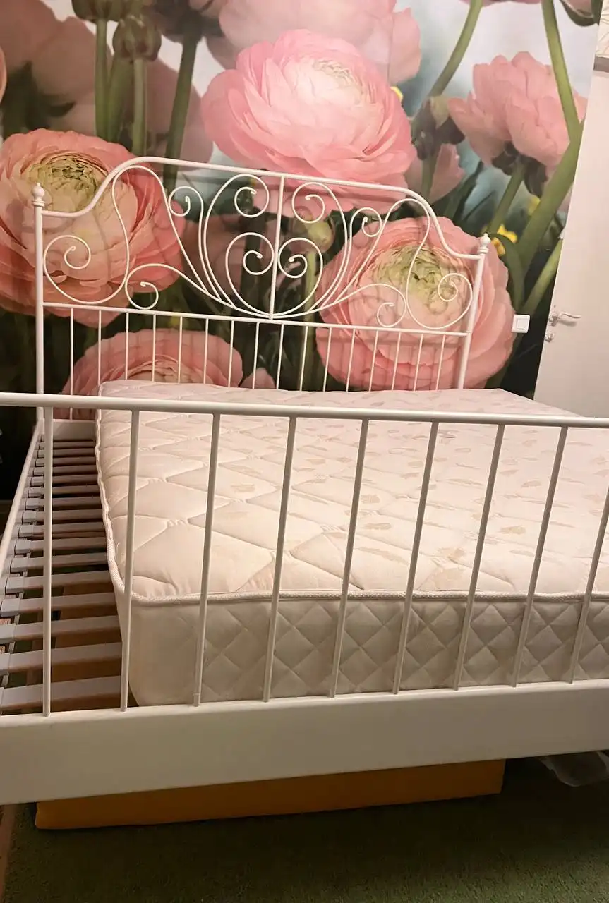 Продается двухспальная кровать IKEA ЛЕЙРВИК с матрасом