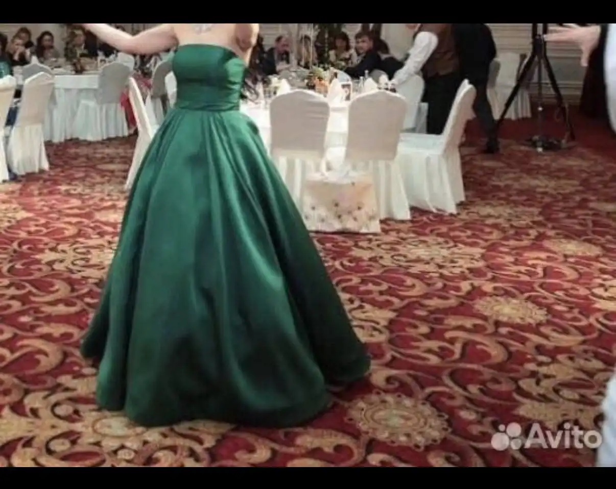 Вечернее платье Jovani изумрудного цвета