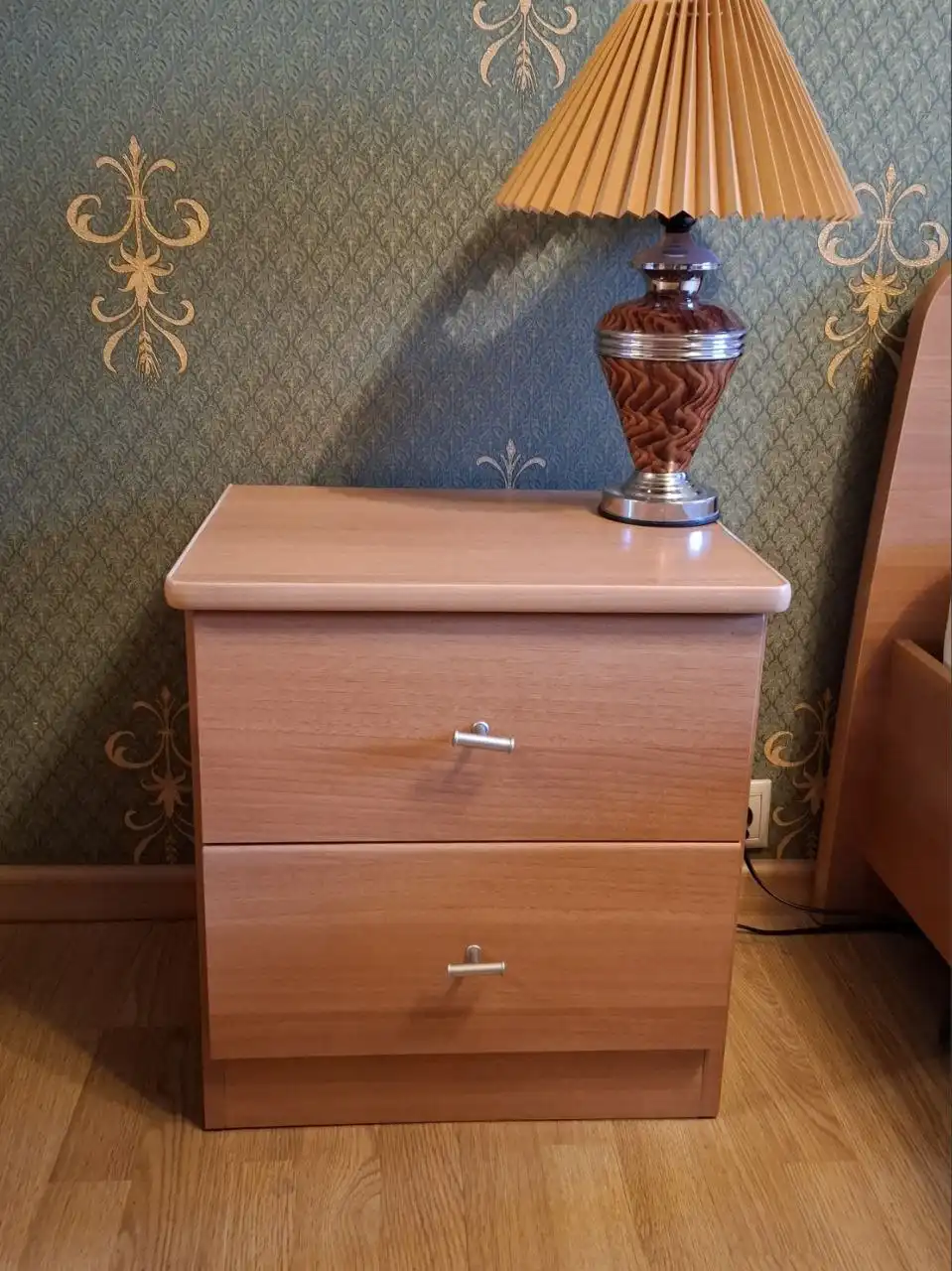 Прикроватная тумбочка
