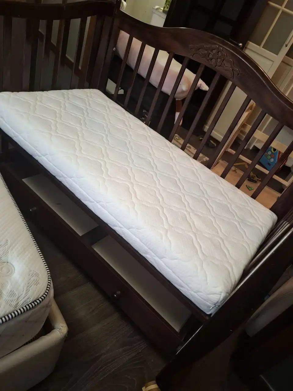 Продам кровать из массива с матрасом - Мебель (Для дома и дачи) в Красногорск