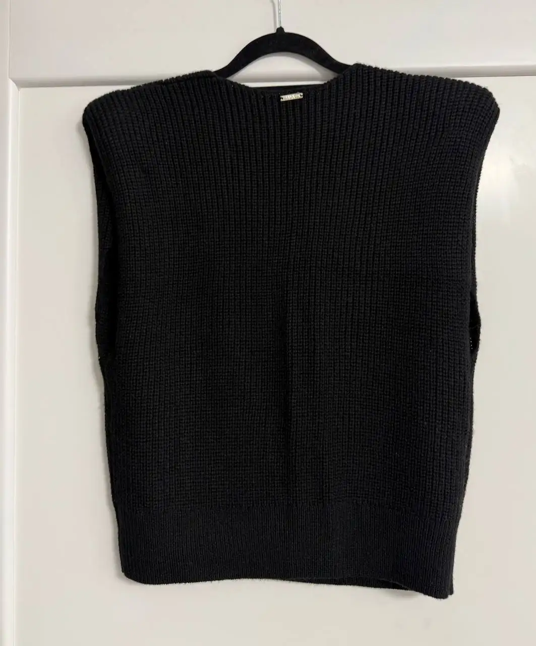 Стильный трикотажный топ Liu Jo с глубоким вырезом и акцентными плечами - Верхняя одежда (Одежда) в Красногорск