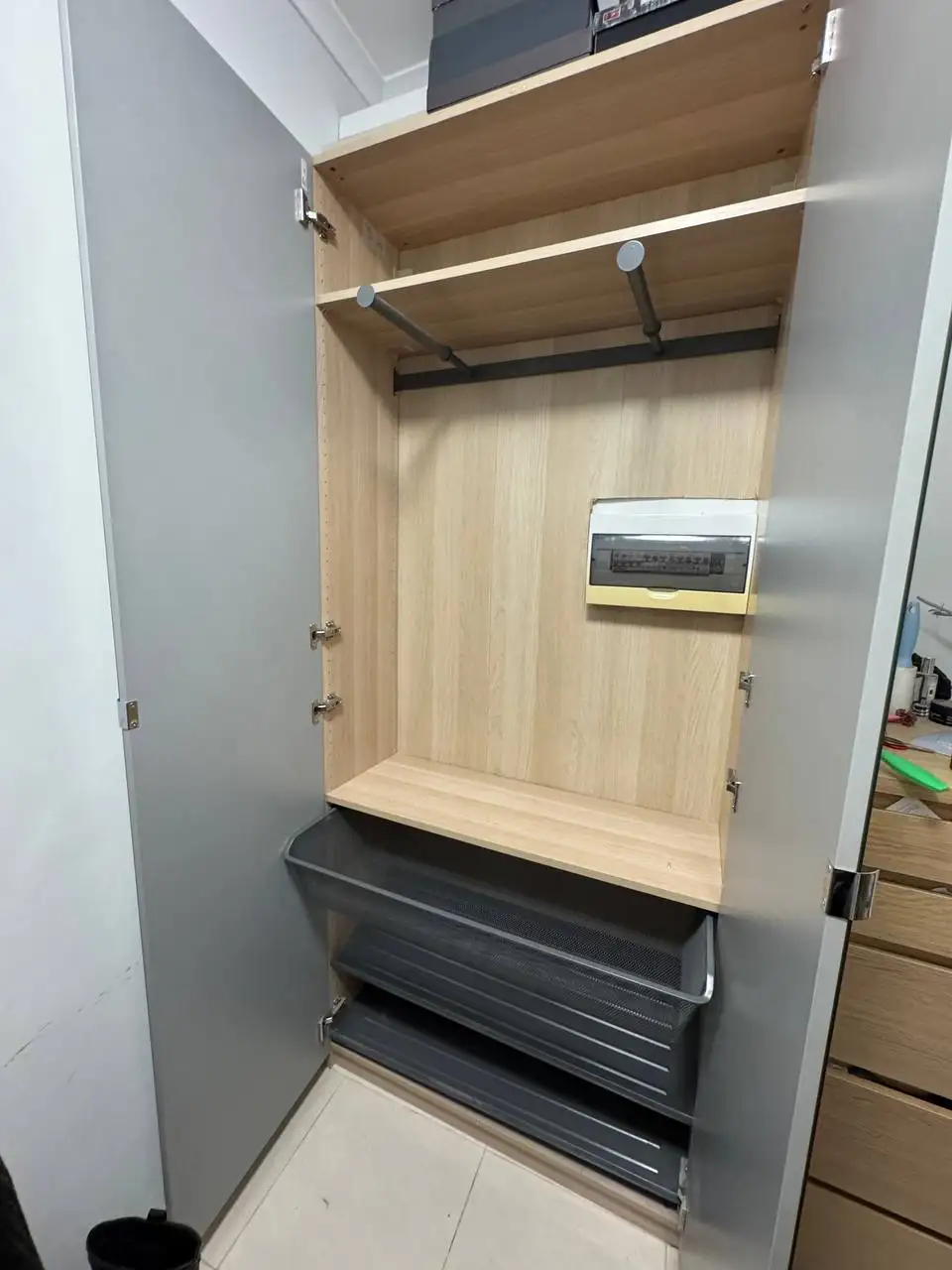 Продаётся двухстворчатый шкаф ІКЕА с зеркальными дверями - Мебель (Для дома и дачи) в Красногорск