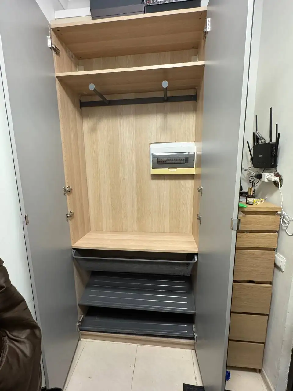 Продаётся двухстворчатый шкаф ІКЕА с зеркальными дверями - Мебель (Для дома и дачи) в Красногорск