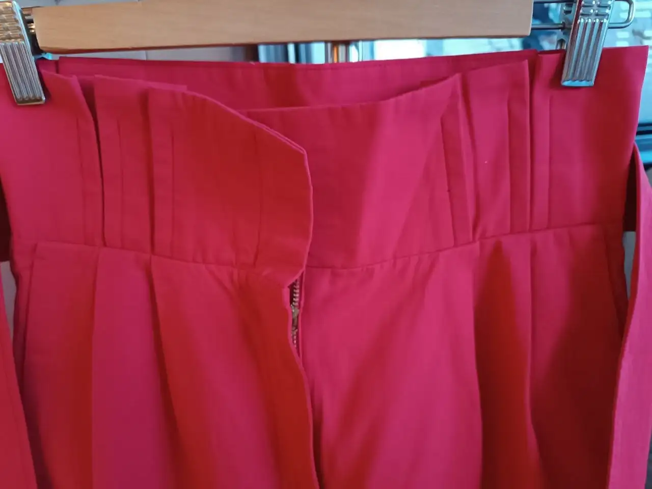 Стильные плотные брюки с высокой посадкой размер S - Одежда в Красногорск