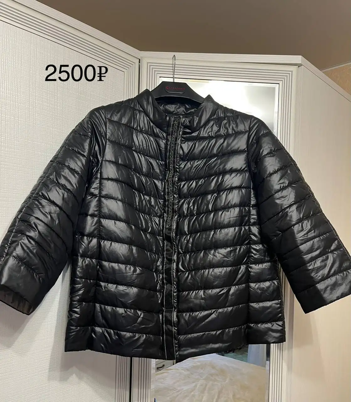 Продажа одежды и аксессуаров: куртки, топ, шорты, сумка, кошелек, лодочки - Женская одежда (Одежда) в Красногорск