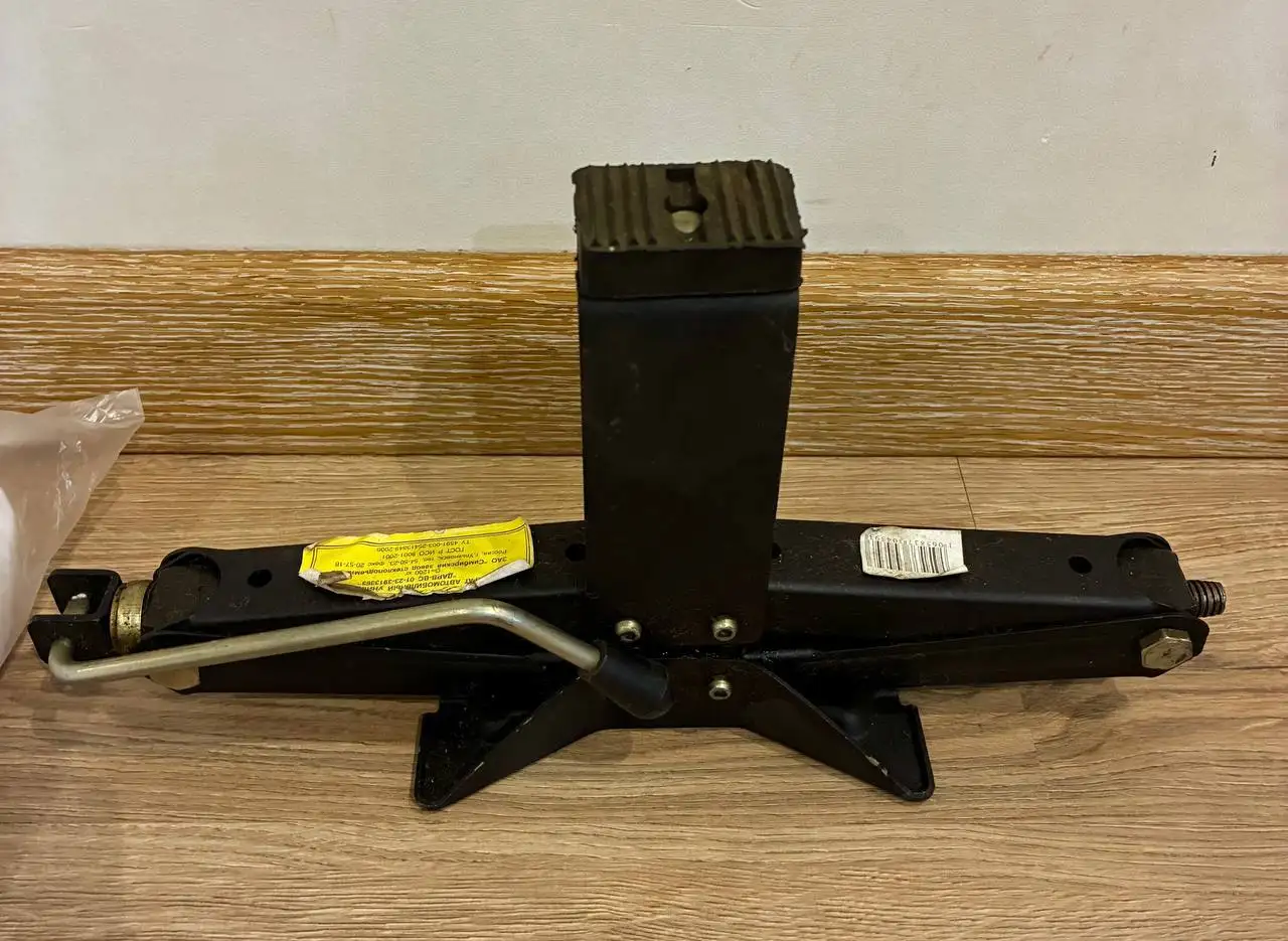 Автомобильный домкрат универсальный 1200 кг - Запчасти и аксессуары (Авто) в Красногорск