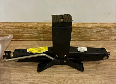 Автомобильный домкрат универсальный 1200 кг - Запчасти и аксессуары в Красногорск