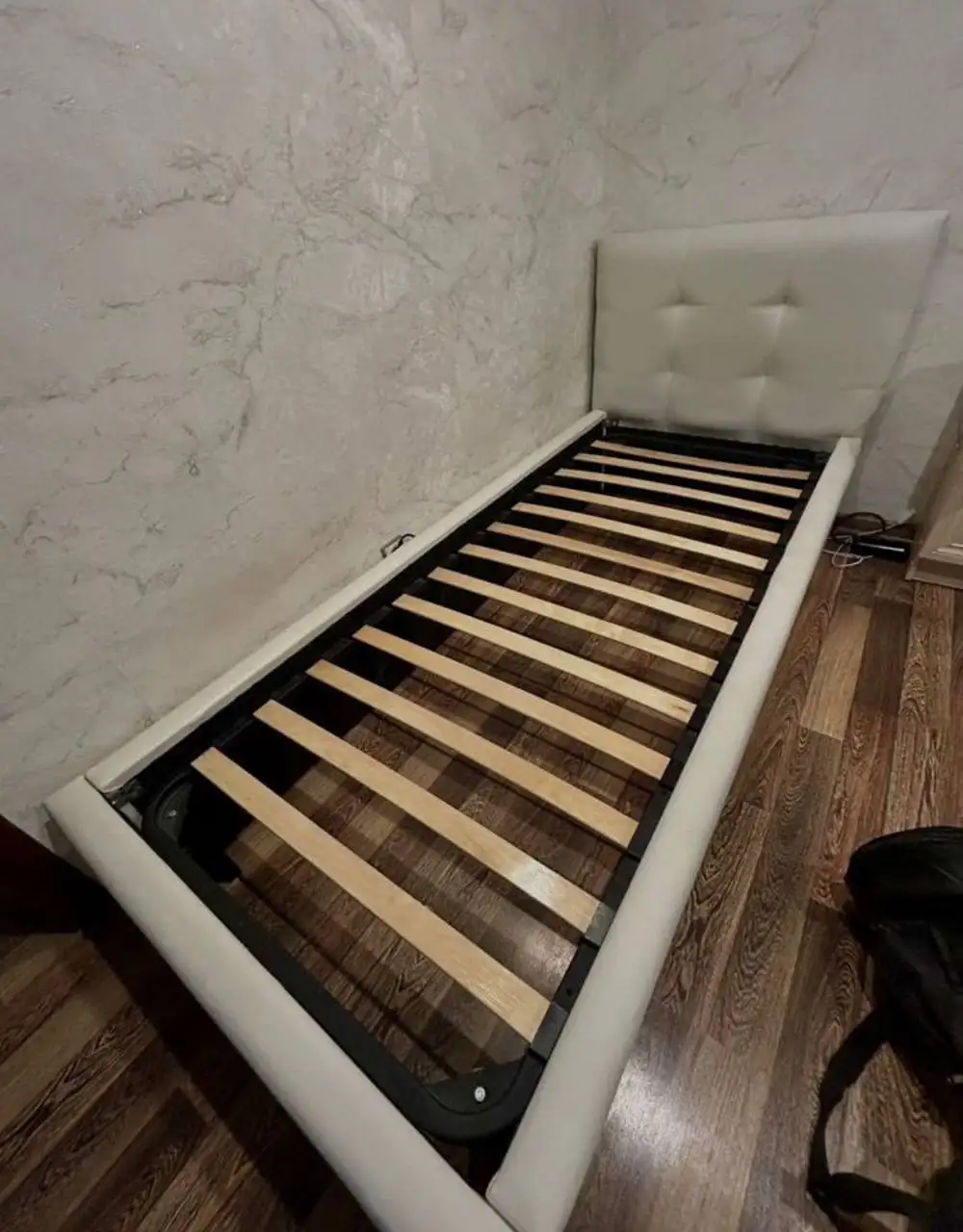 Продажа кровати 90х200 с матрасом - Мебель (Для дома и дачи) в Красногорск