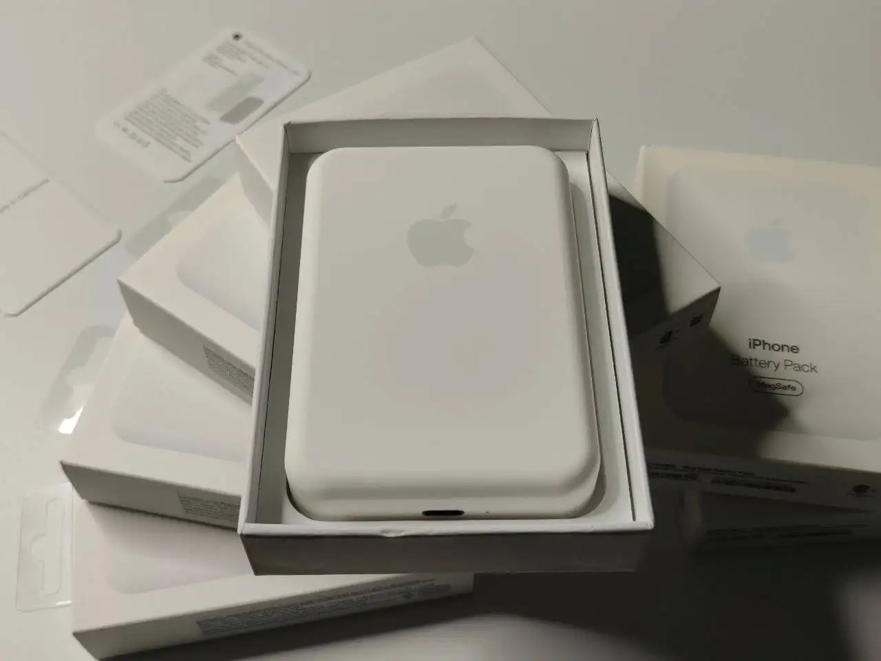 Продаю повербанк MagSafe новый - Зарядные устройства (Электроника) в Красногорск