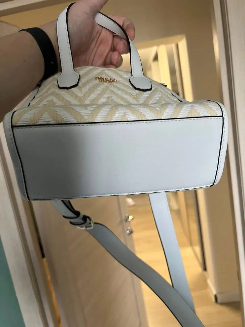 Сумка Guess белая оригинал - Сумки (Одежда) в Красногорск