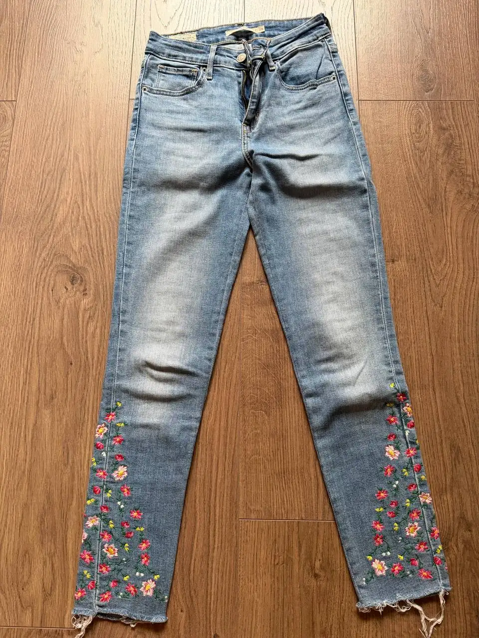 Оригинальные джинсы Levi's 24 размера - Джинсы (Одежда) в Красногорск