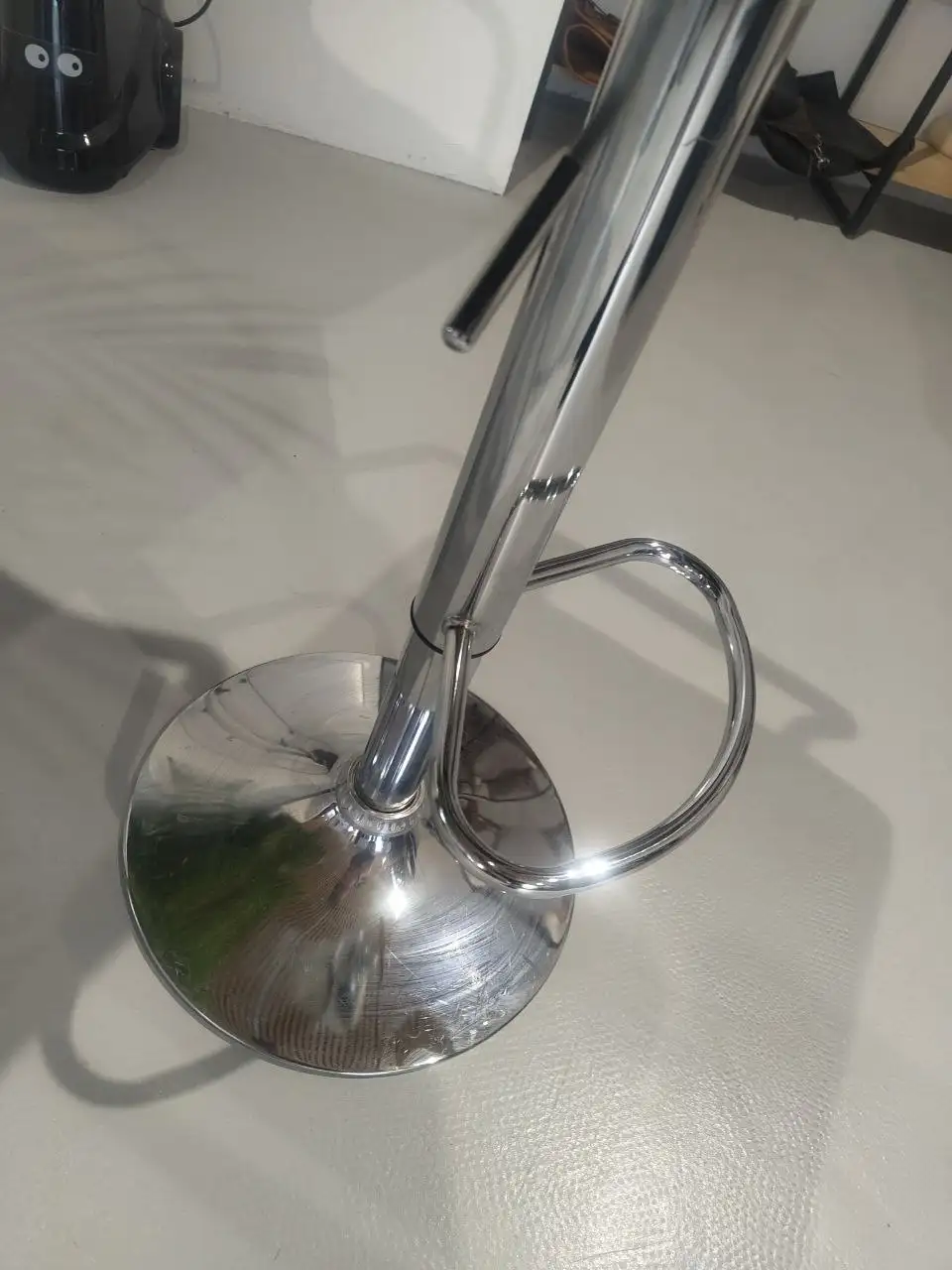 Белый барный стул с подлокотниками и подъемным механизмом - Мебель (Для дома и дачи) в Красногорск