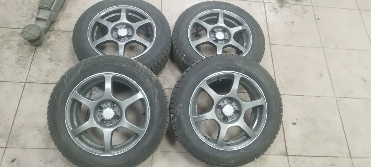 Комплект дисков с зимней резиной - Диски и шины (Запчасти) в Иркутск