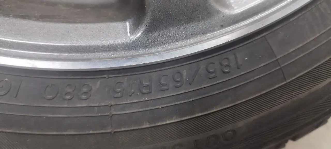 Комплект дисков с зимней резиной - Диски и шины (Запчасти) в Иркутск