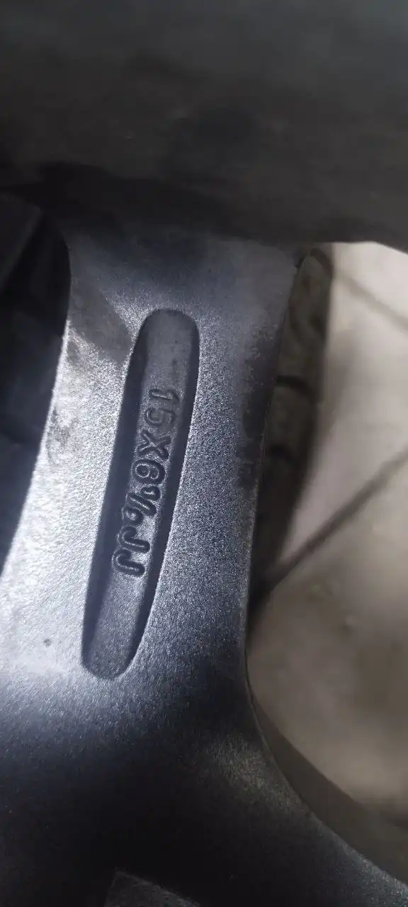 Комплект дисков с зимней резиной - Диски и шины (Запчасти) в Иркутск