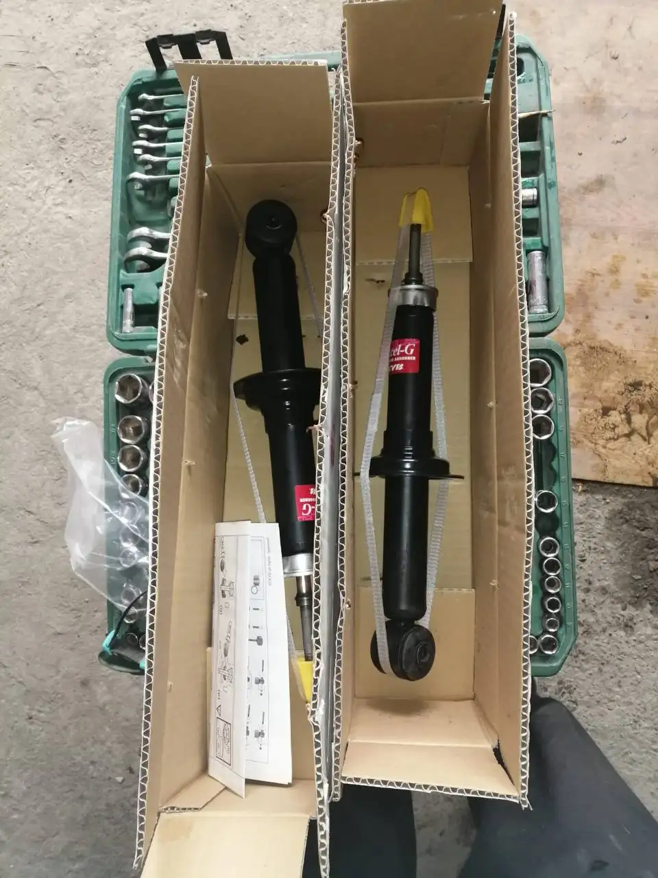 Стойки задние KYB для Mitsubishi Outlander/Airtrek - Амортизаторы/стойки (Запчасти) в Иркутск