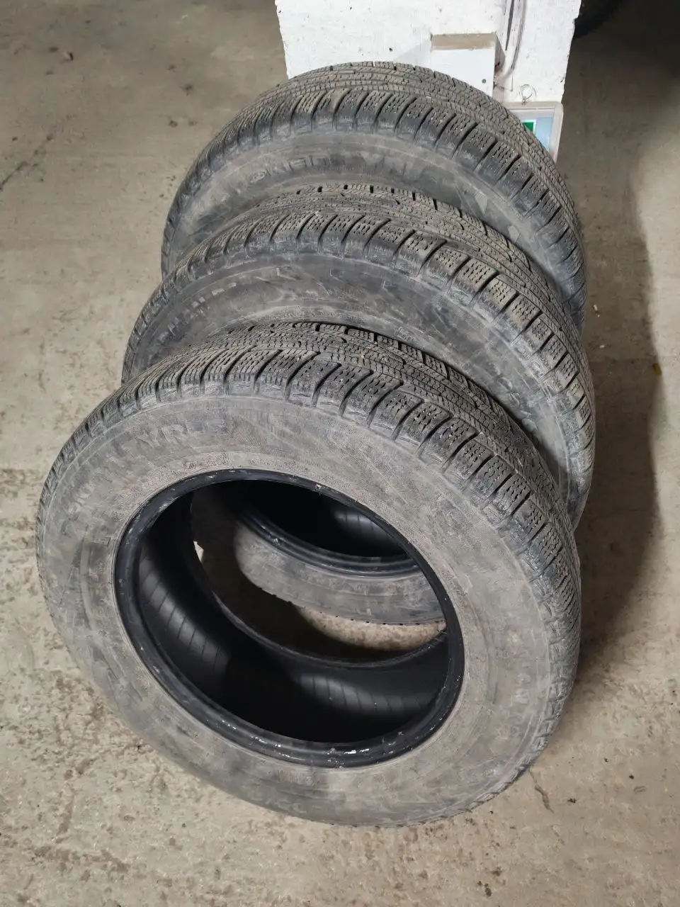 Зимняя резина 205/65/15 3 баллона - Шины и диски (Запчасти) в Иркутск