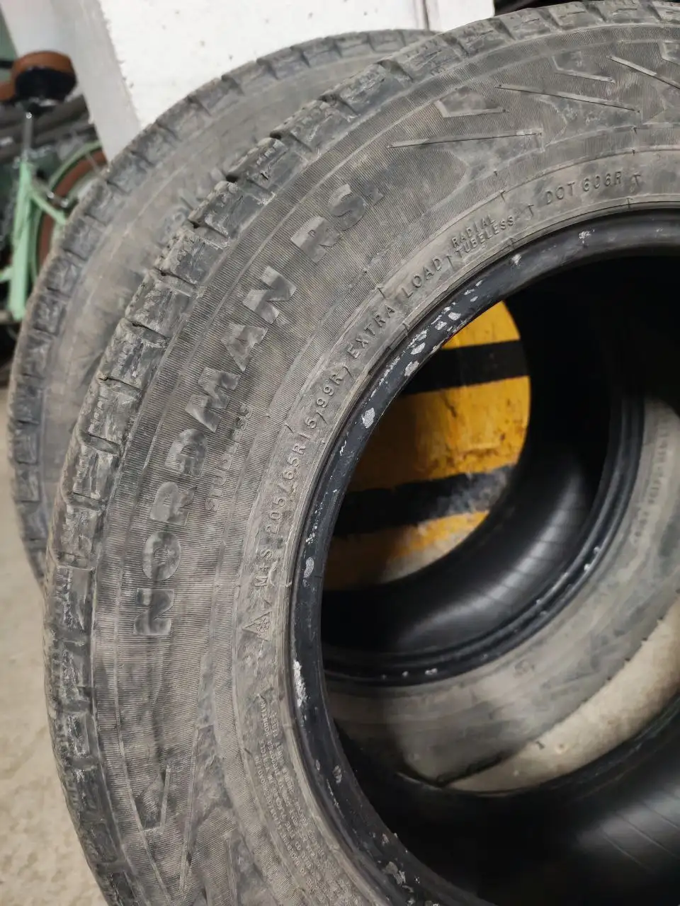 Зимняя резина 205/65/15 3 баллона - Шины и диски (Запчасти) в Иркутск