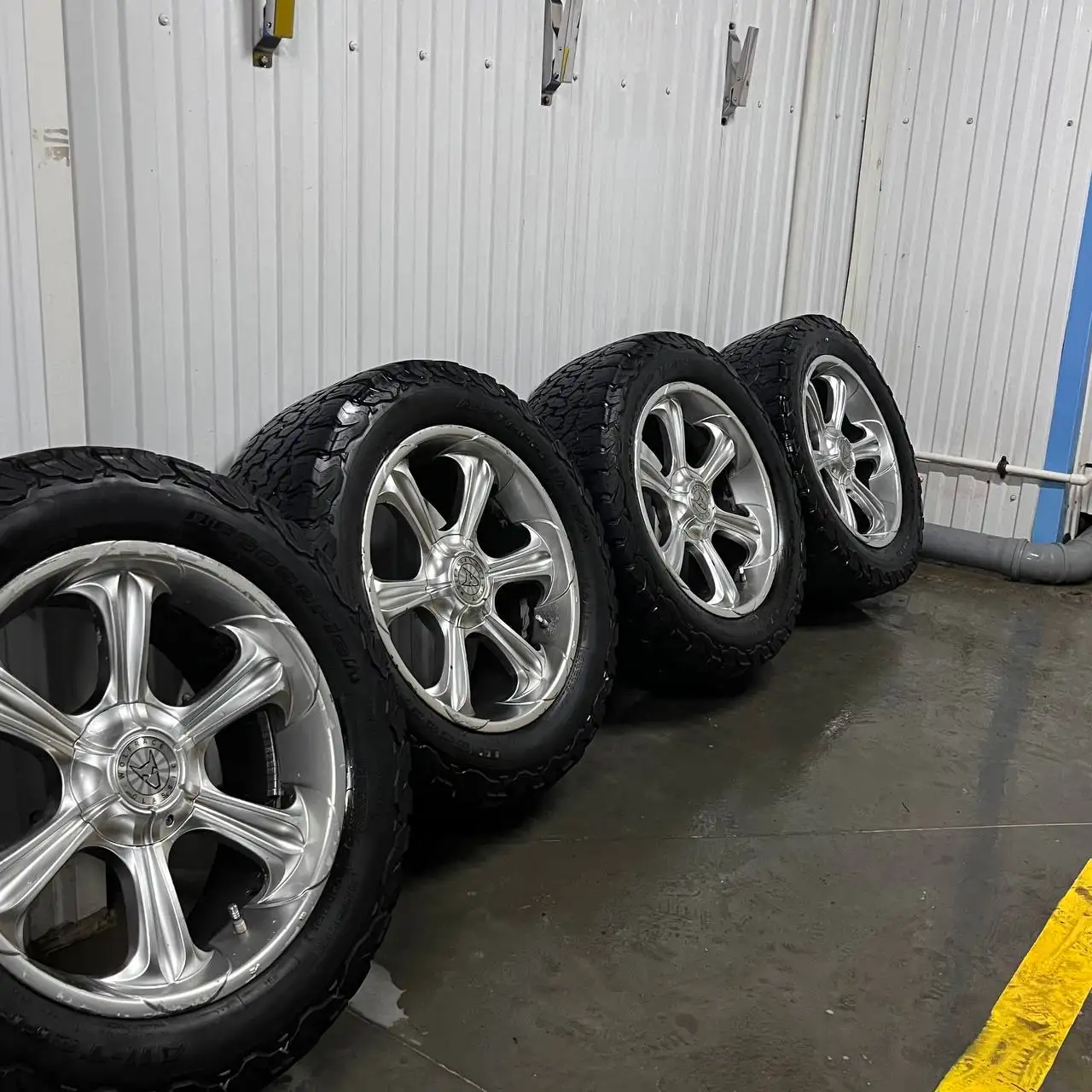 Шина 285/55/20R диск 6*139.7 - Шины и диски (Запчасти) в Иркутск