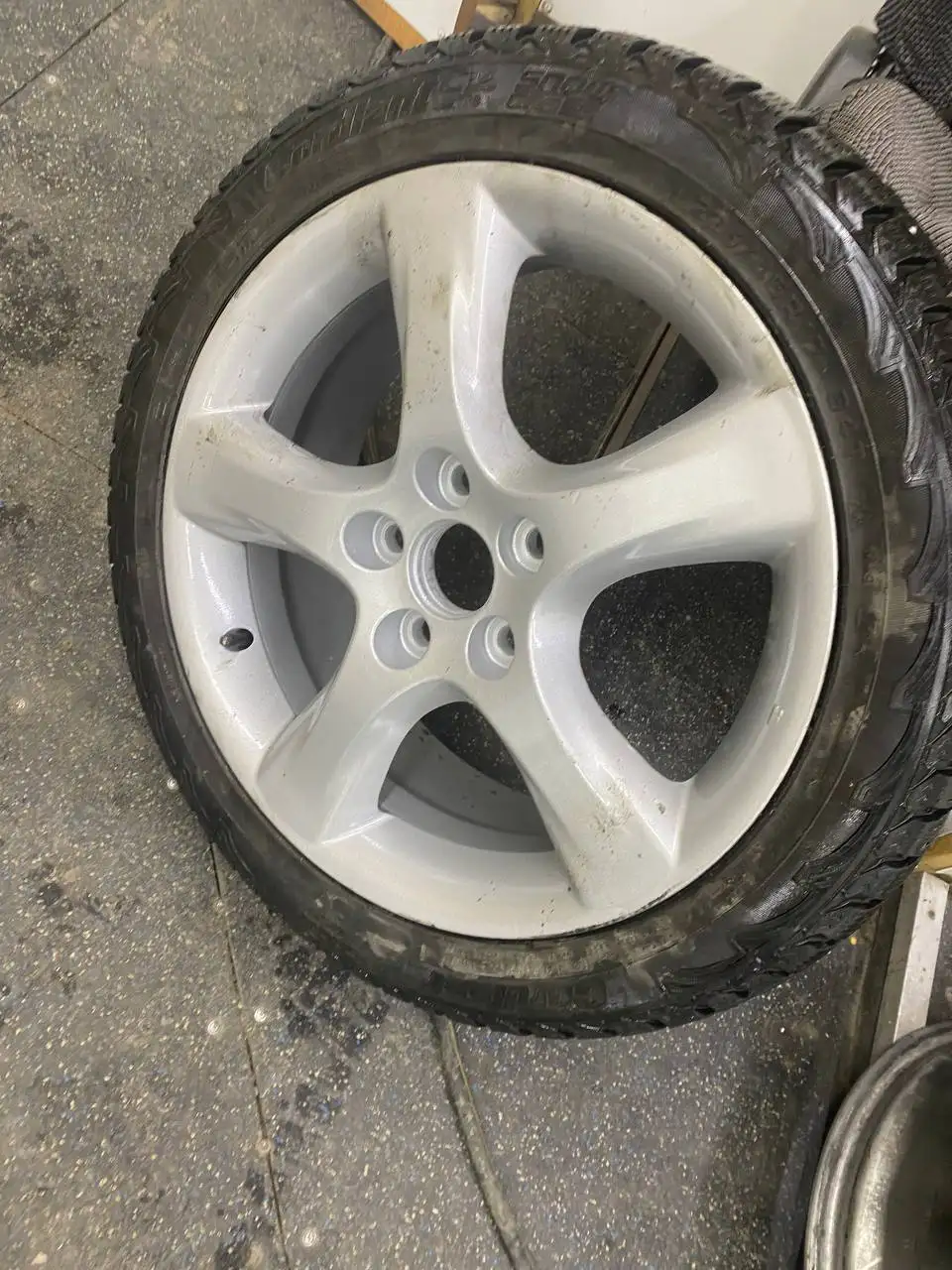 Комплект дисков Ir-v 35 на зимней резине - Диски (Запчасти) в Иркутск
