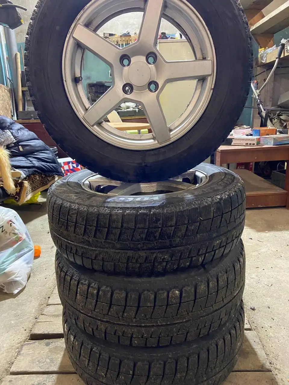 Продам комплект колёс R15 с резиной Bridgestone - Колёса и диски (Запчасти) в Иркутск