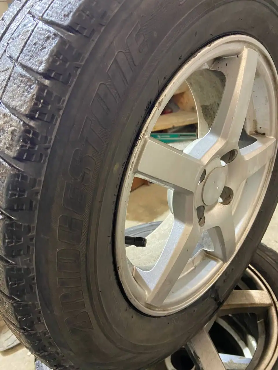 Продам комплект колёс R15 с резиной Bridgestone - Колёса и диски (Запчасти) в Иркутск