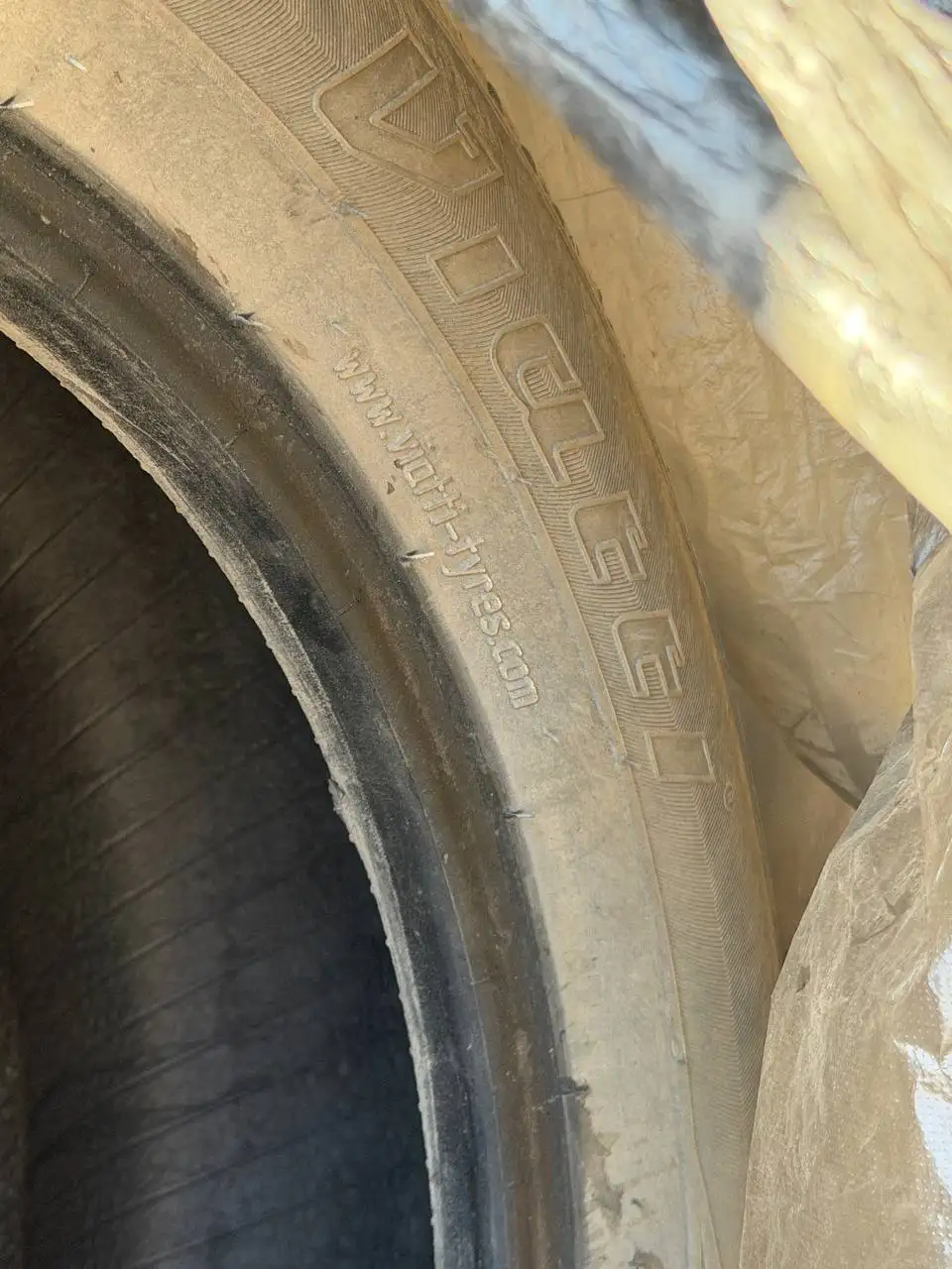 Автомобильные шины Viatti R17 215/60 - Шины и диски (Запчасти) в Иркутск