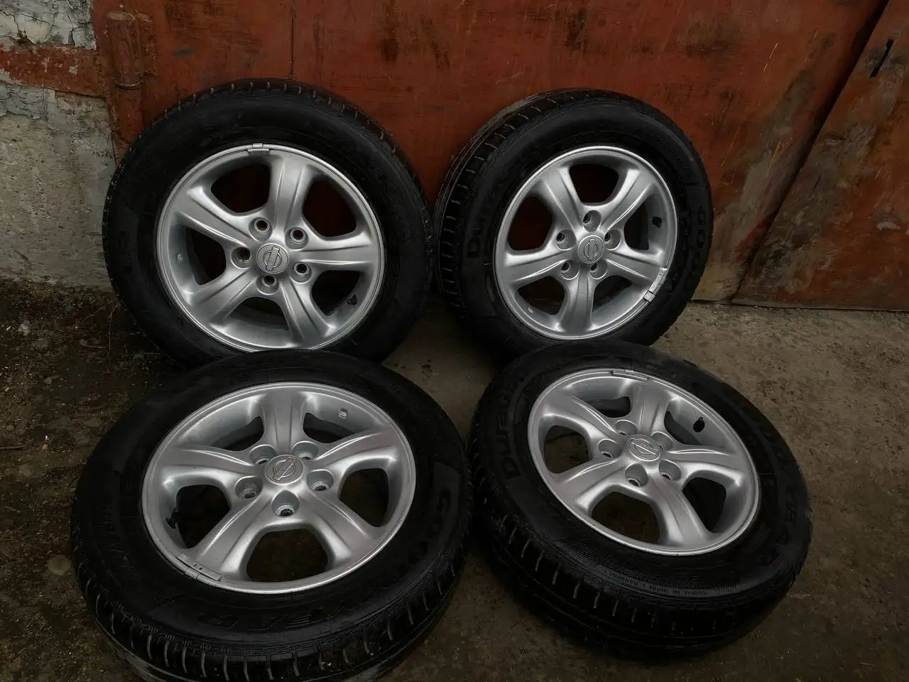 Диски после покраски 5-114,3 с резиной 195-65р15 - Диски и резина (Запчасти) в Иркутск