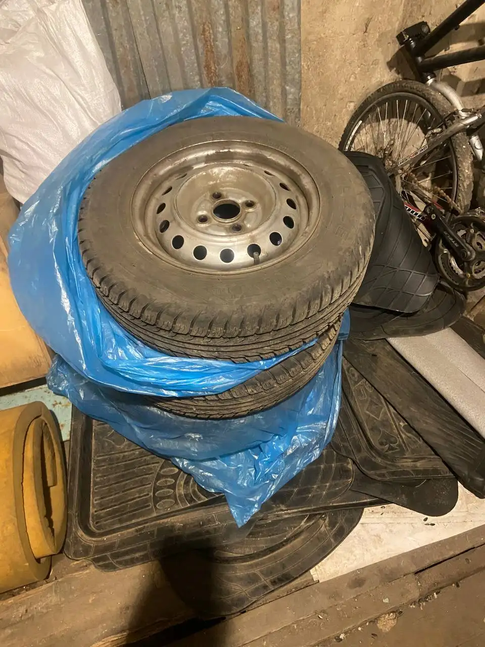 Продажа комплекта заряженных колес R13 4x100 - Шины и диски (Запчасти) в Иркутск