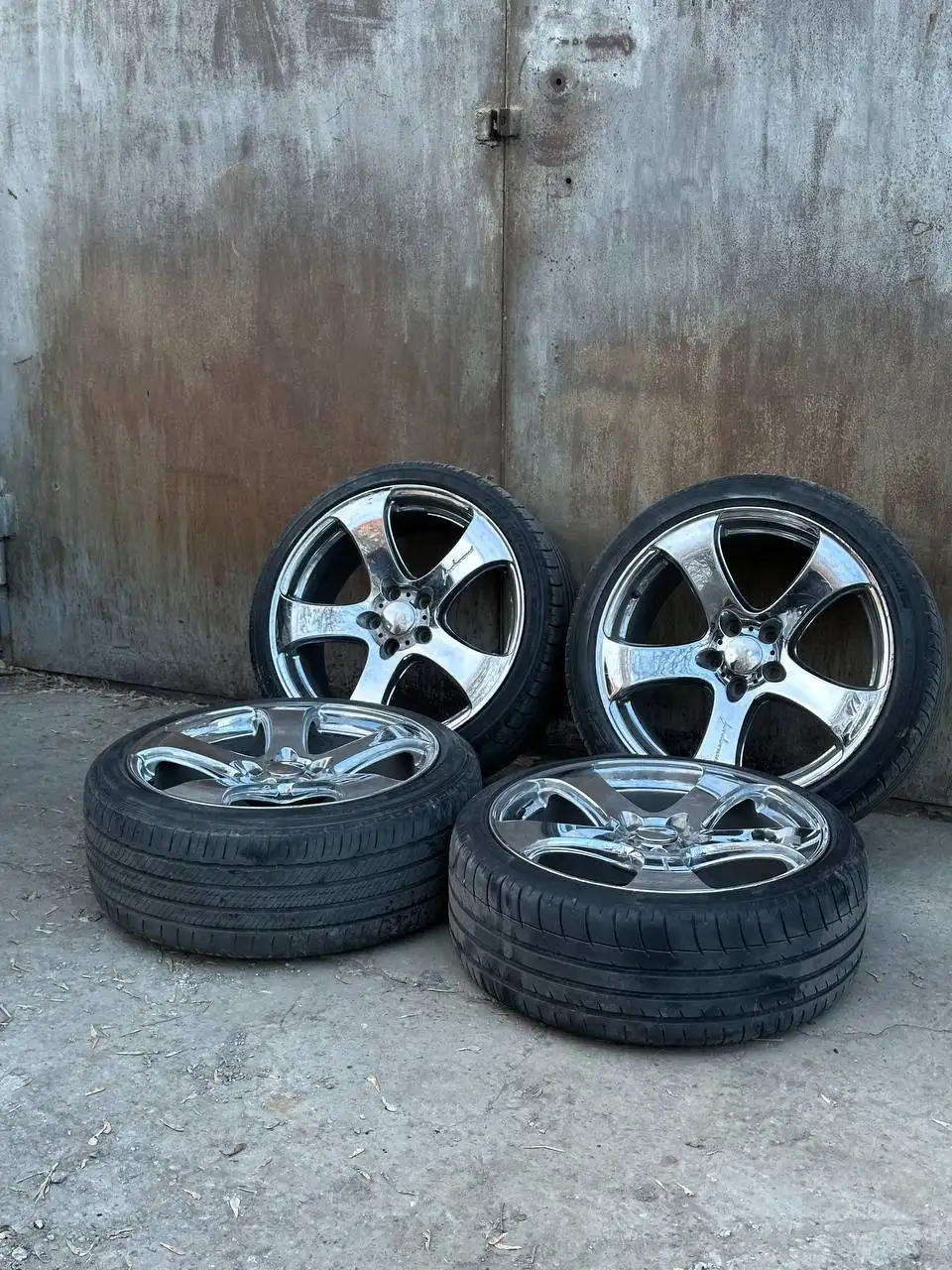 Veneredi R19 диски 5x114.3 с летней резиной - Диски и шины (Запчасти) в Иркутск