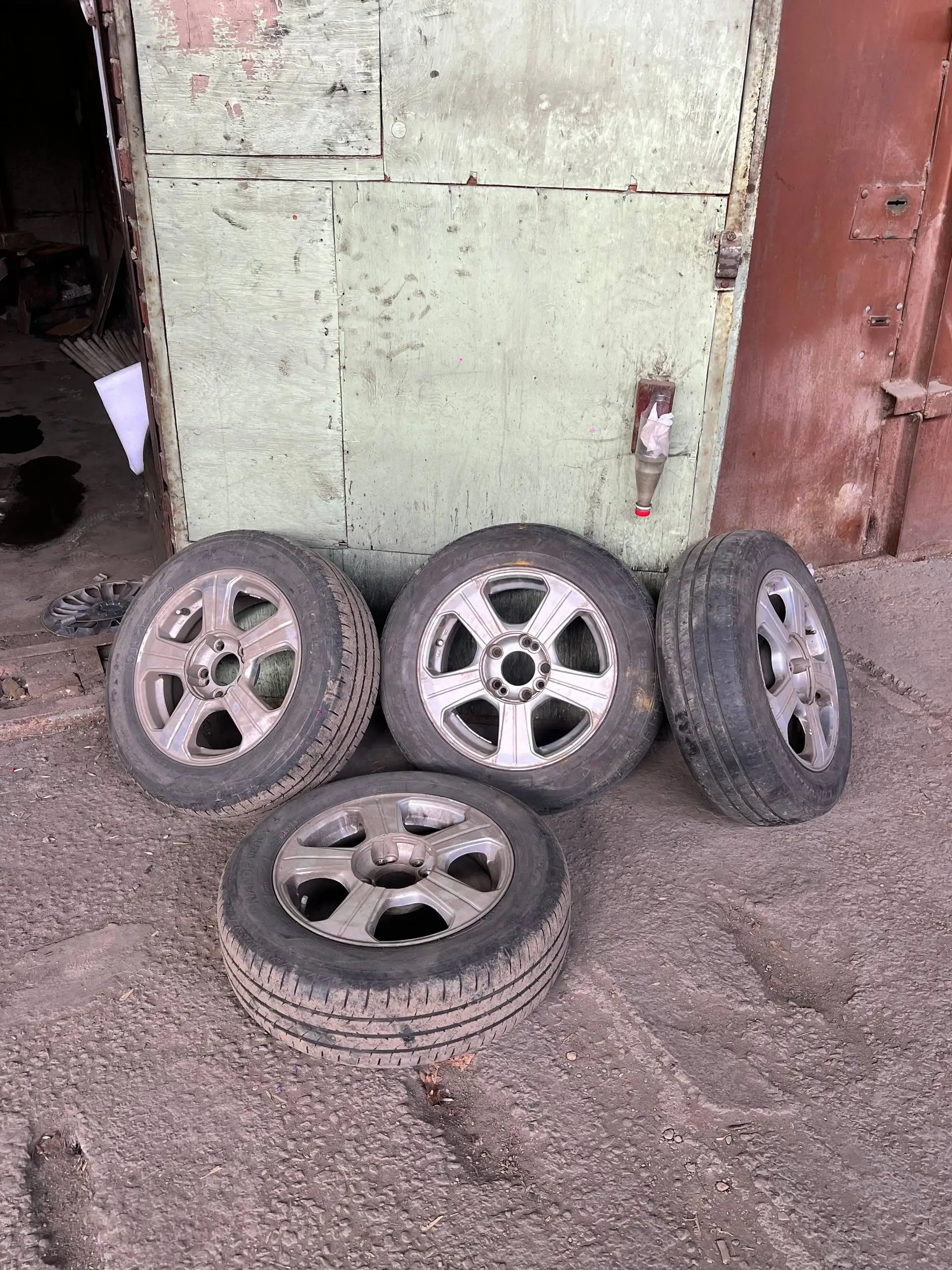 Комплект литых дисков с резиной - Диски и шины (Запчасти) в Иркутск