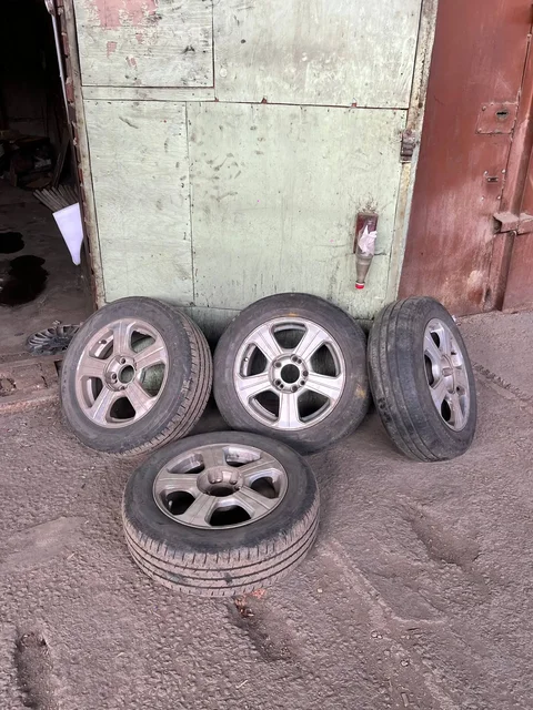 Комплект литых дисков с резиной - Электронные компоненты в Иркутск