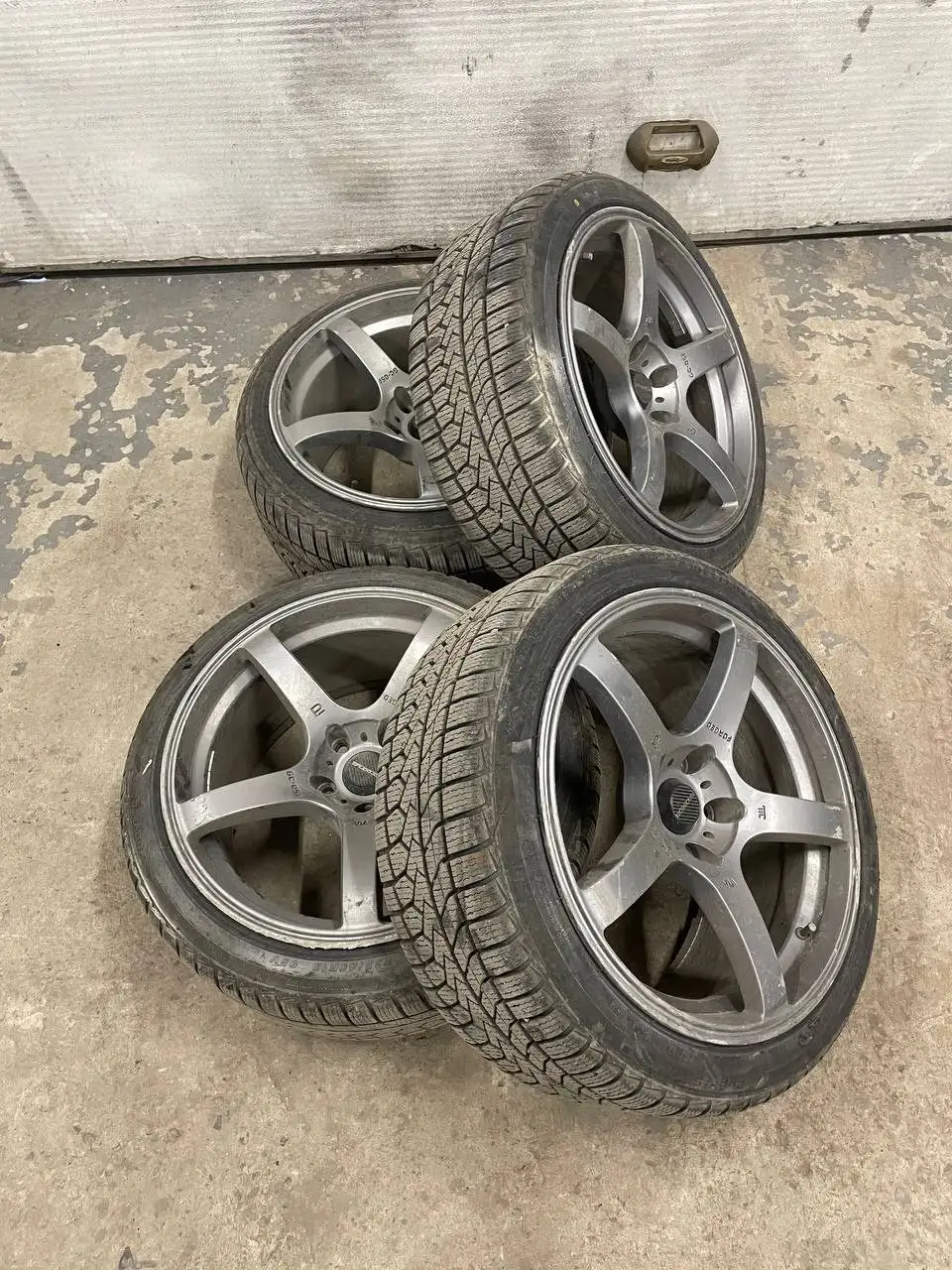 Диски R18 5x114.3 с зимней резиной 235/40 - Диски и шины (Запчасти) в Иркутск