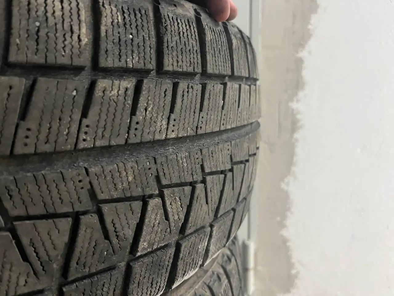 Резина Bridgestone 215/45 r17 на докат - Шины и диски (Запчасти) в Иркутск