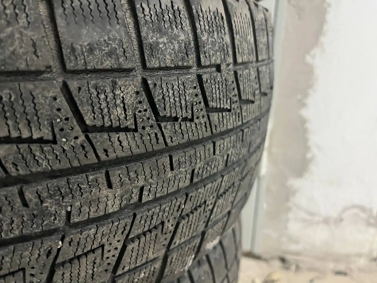 Резина Bridgestone 215/45 r17 на докат - Шины и диски (Запчасти) в Иркутск