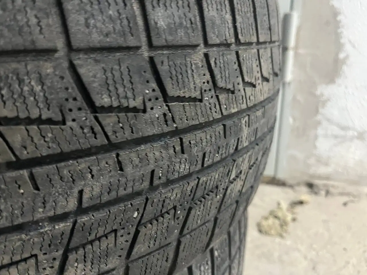 Резина Bridgestone 215/45 r17 на докат - Шины и диски (Запчасти) в Иркутск